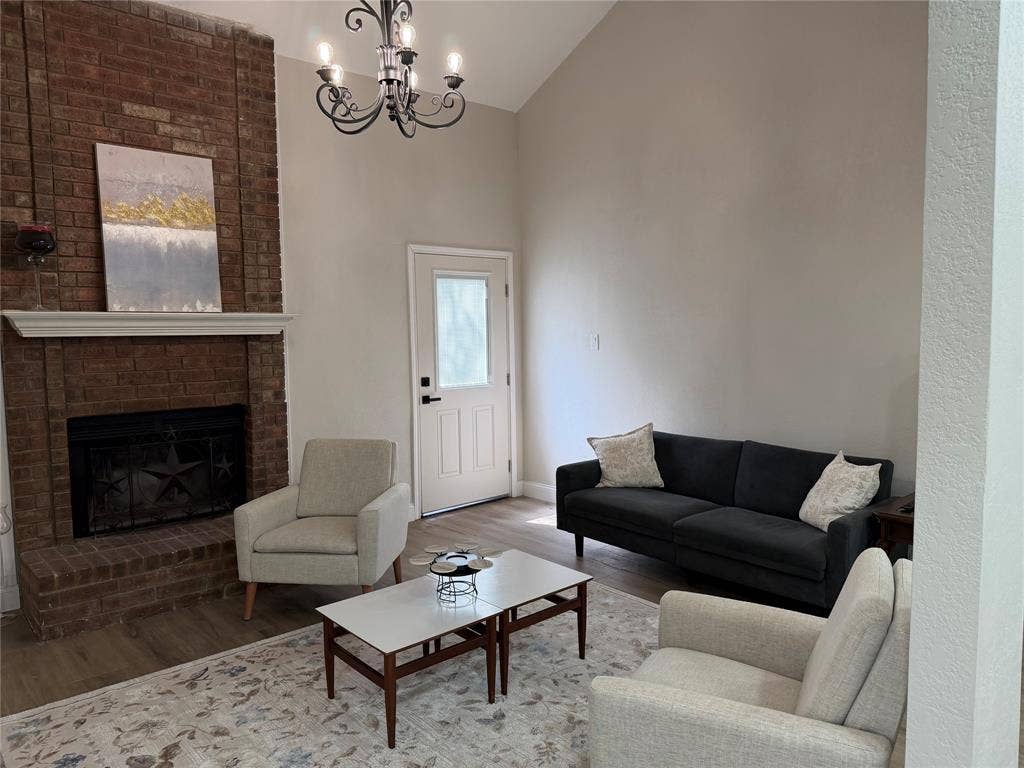 1362 Chinaberry Drive, Lewisville, TX 75077 Living room