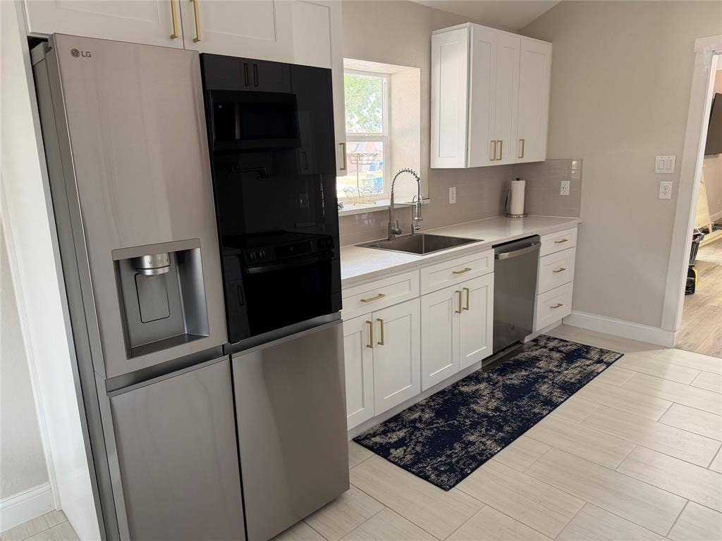 1362 Chinaberry Drive, Lewisville, TX 75077 Kitchen view 2
