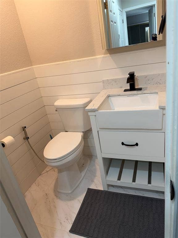 1362 Chinaberry Drive, Lewisville, TX 75077 downstairs half bath