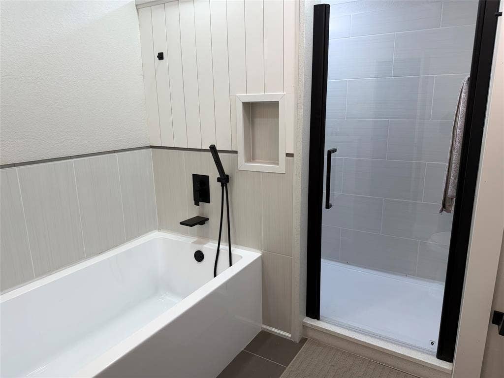 1362 Chinaberry Drive, Lewisville, TX 75077 Primary shower & tub