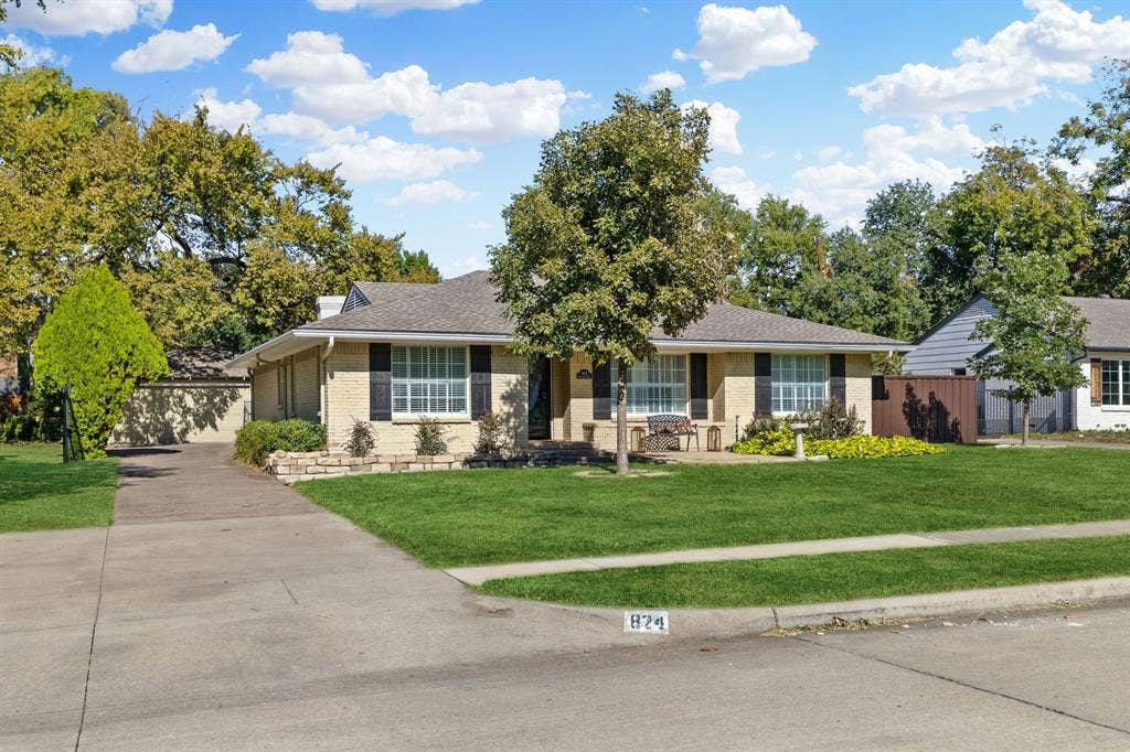 824 Westwood Drive, Richardson, TX 75080 This 1 story, pier and beam ranch is the quintessential Richardson Heights charmer! Not to mention it has a 2 car detached garage AND swimming pool!