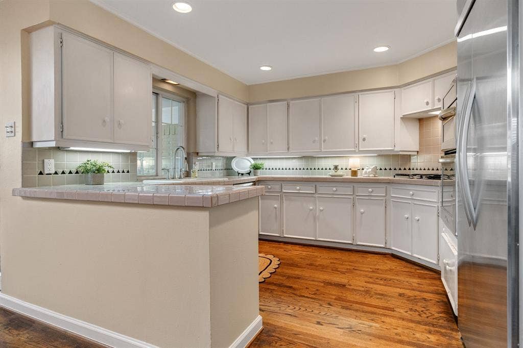 824 Westwood Drive, Richardson, TX 75080 Now, step on into the kitchen.