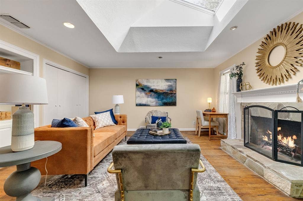 824 Westwood Drive, Richardson, TX 75080 This is a generously sized room with plenty of room for lots of furniture and even a small desk area.