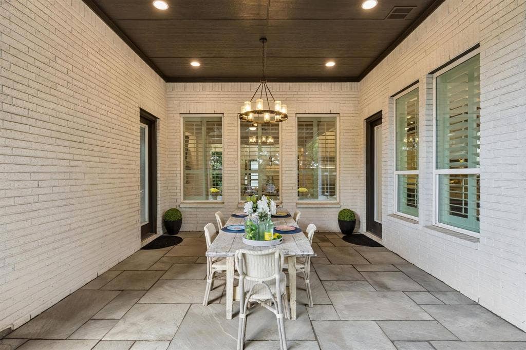 Al Fresco Dining at its best!