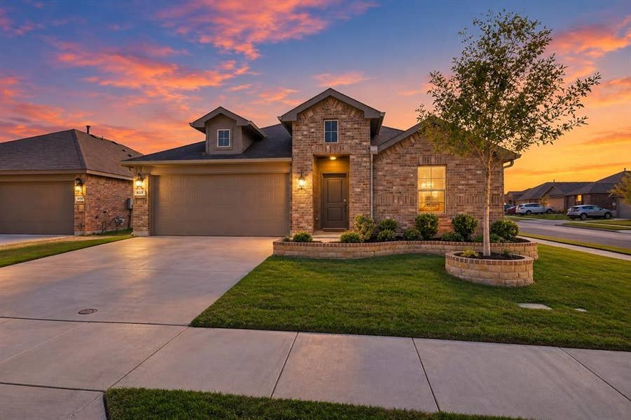Property photo for 633 Captree Lane, Fort Worth, TX