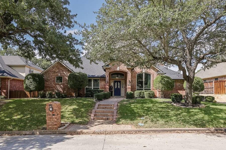 Property photo for 807 Muirfield Drive, Mansfield, TX