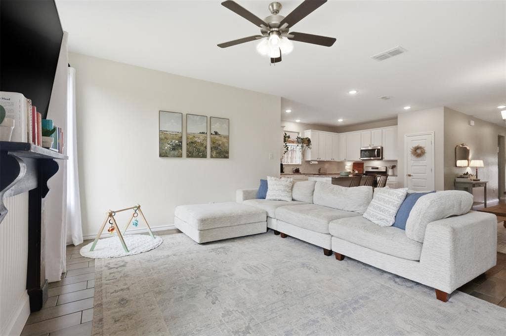 8209 Tomcat Trail, Godley, TX 76044