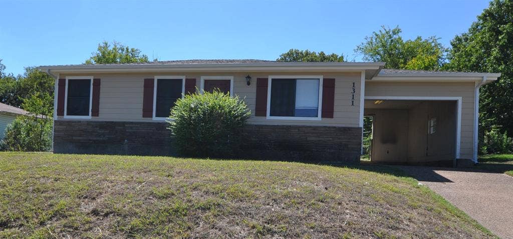1311 W Water Street, Weatherford, TX 76086 1311 W Water Street, Weatherford, TX 76086