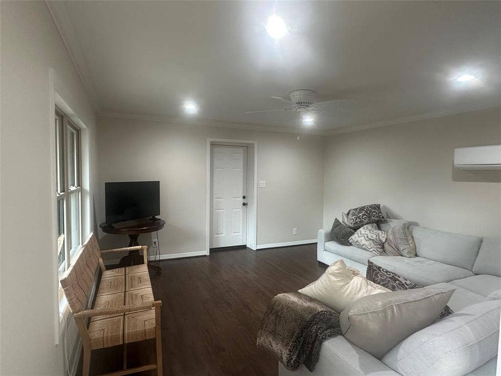6908 Lavendale, Dallas, TX 75230 Game room
