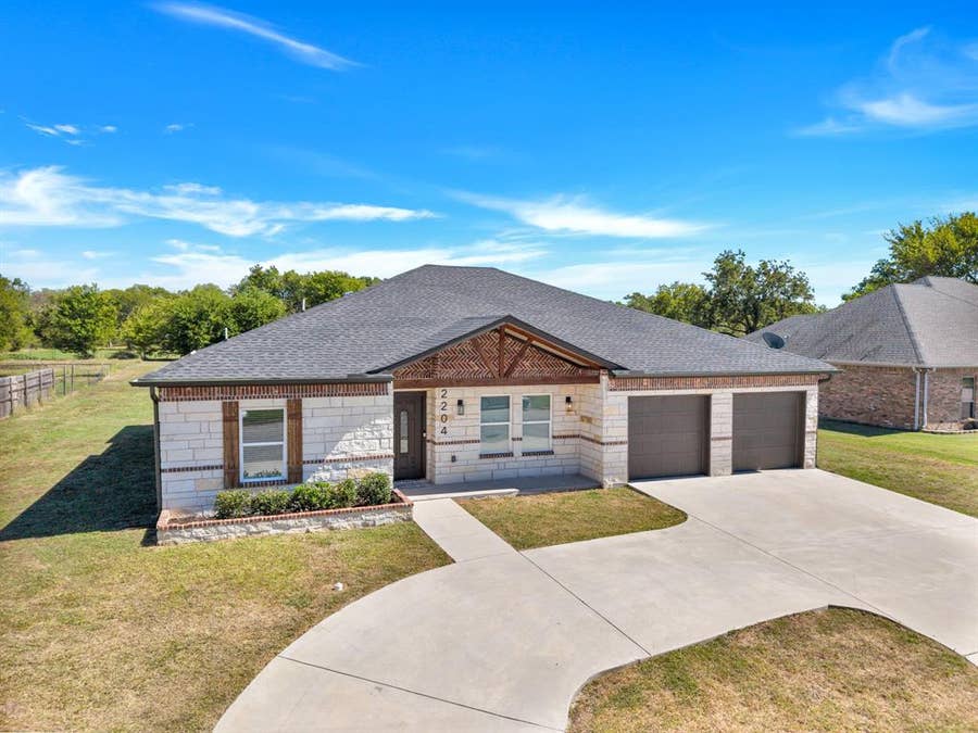 Property photo for 2204 Albert Broadfoot Street, Bonham, TX