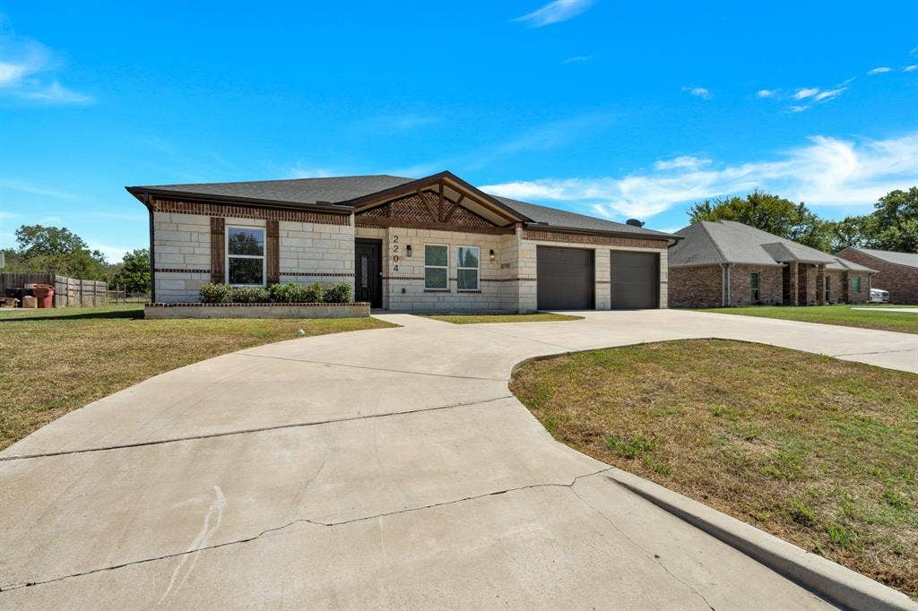 2204 Albert Broadfoot Street, Bonham, TX