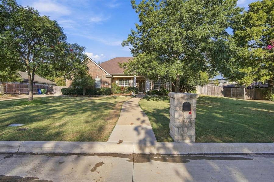 Property photo for 1909 Nancy Jane Circle, Garland, TX