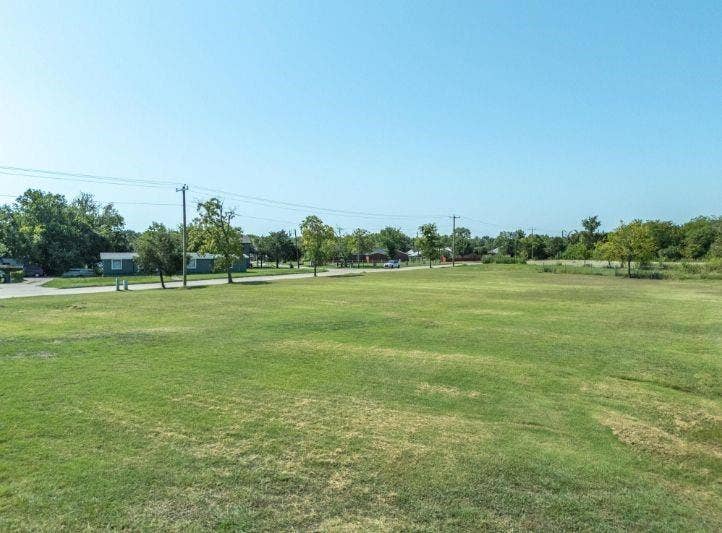 Property photo for 800 Crisp Road, Ennis, TX