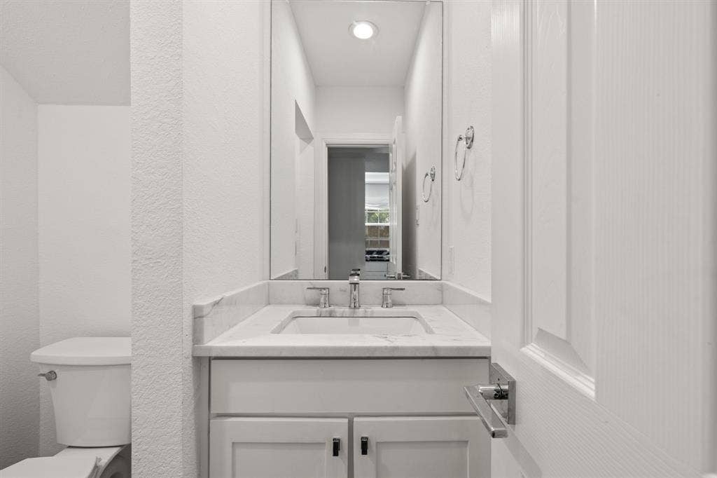 9418 Blue Jay Way, Irving, TX 75063 Half bathroom