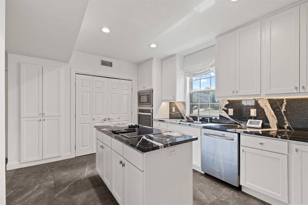 9418 Blue Jay Way, Irving, TX 75063 9418 Blue Jay Way, Irving, TX 75063