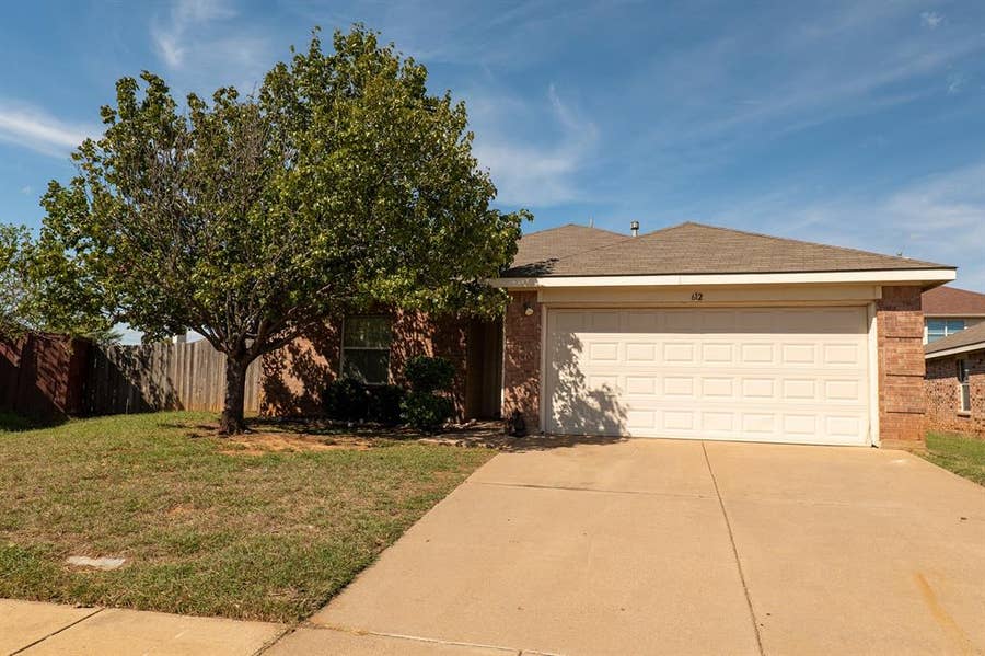 Property photo for 612 Pineview Lane, Fort Worth, TX