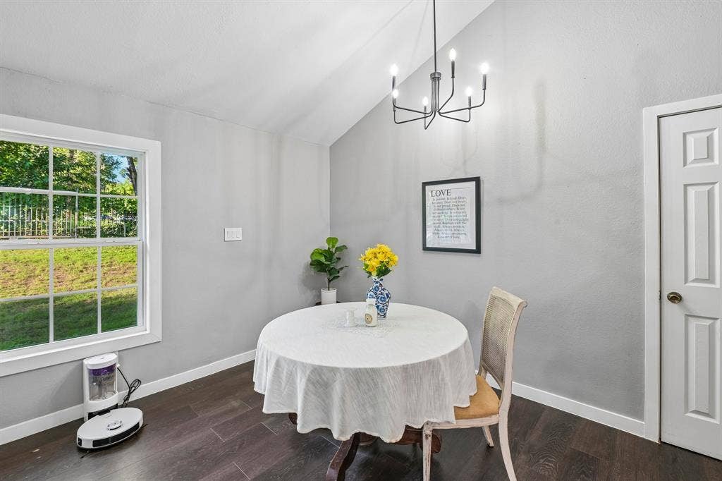 500 Spinner Road, DeSoto, TX 75115 Vaulted ceiling with contemporary chandelier, wood-finish flooring, and white trim