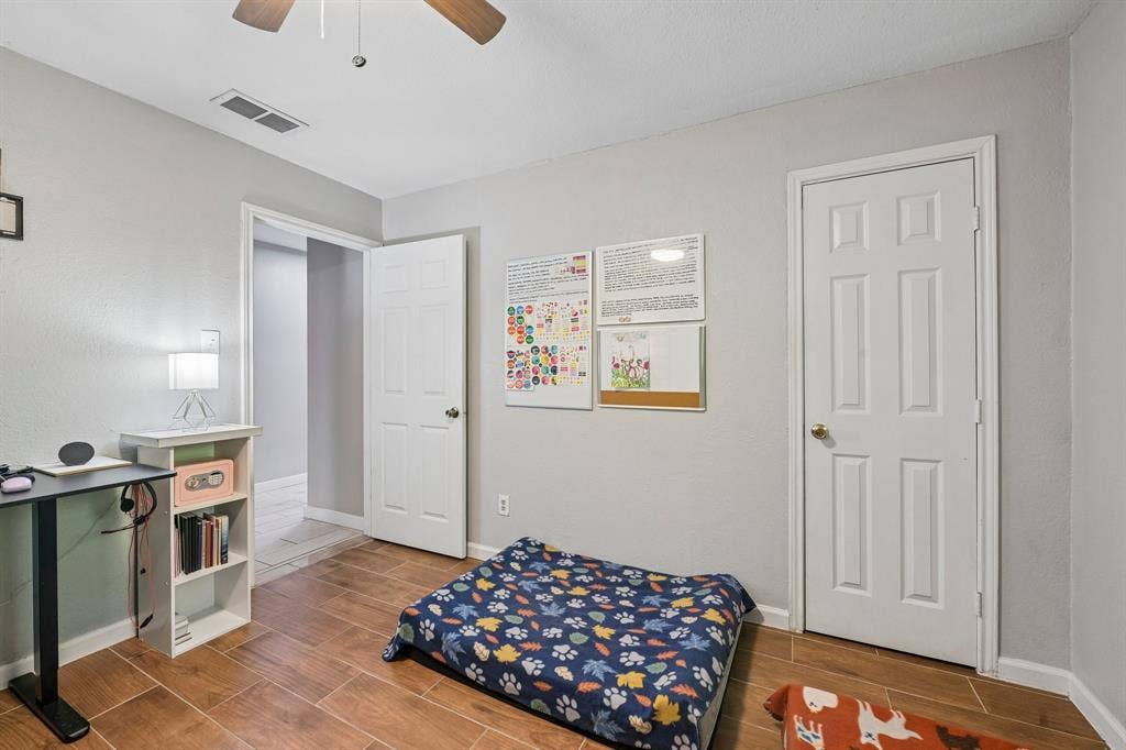 500 Spinner Road, DeSoto, TX 75115 Wood-finish flooring with a ceiling fan