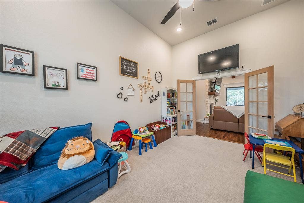 Seeing this room from the opposite direction.