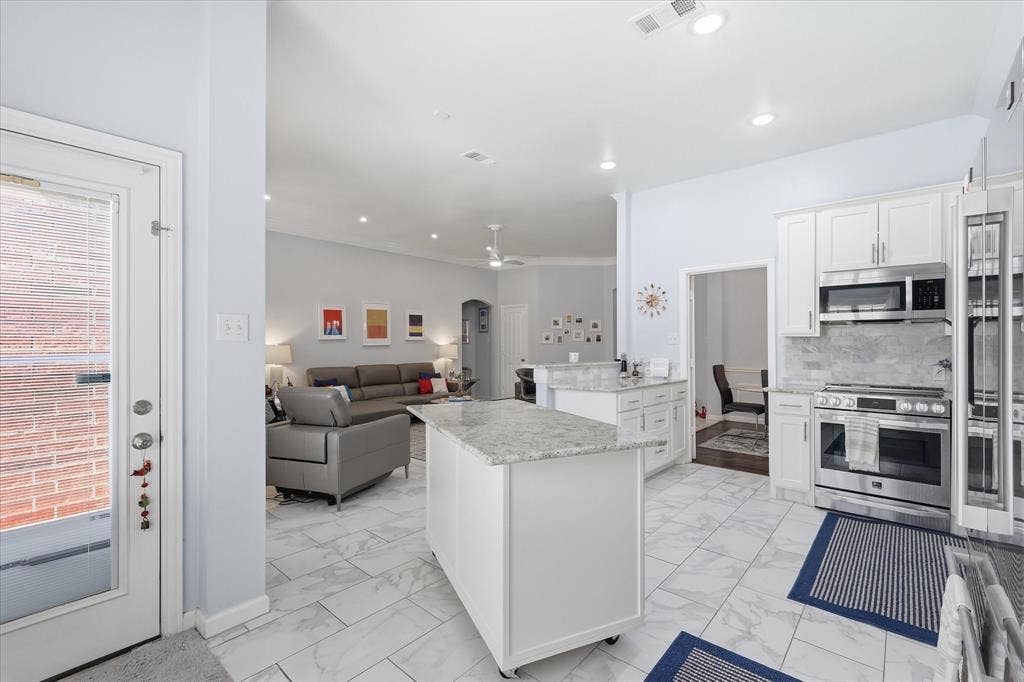 9427 Ponderosa Trail, Irving, TX 75063 9427 Ponderosa Trail, Irving, TX 75063