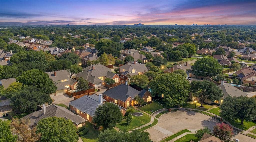5104 Teddington Park Drive, Plano, TX 75023 Established residential neighborhood with mature trees, varied architectural styles, and a cul-de-sac street pattern