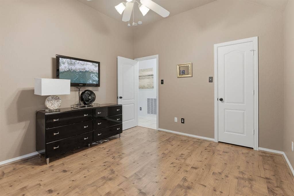 5104 Teddington Park Drive, Plano, TX 75023 Vaulted ceilings, wood-finish flooring, and a ceiling fan with integrated lighting