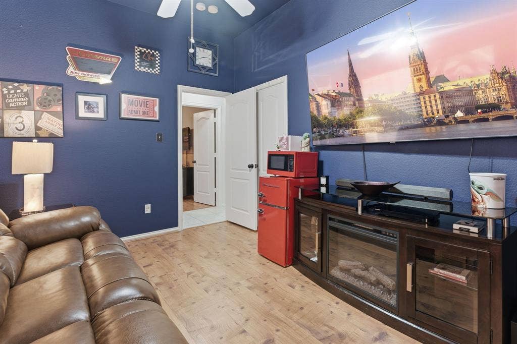 5104 Teddington Park Drive, Plano, TX 75023 Wood-finish flooring with a ceiling fan