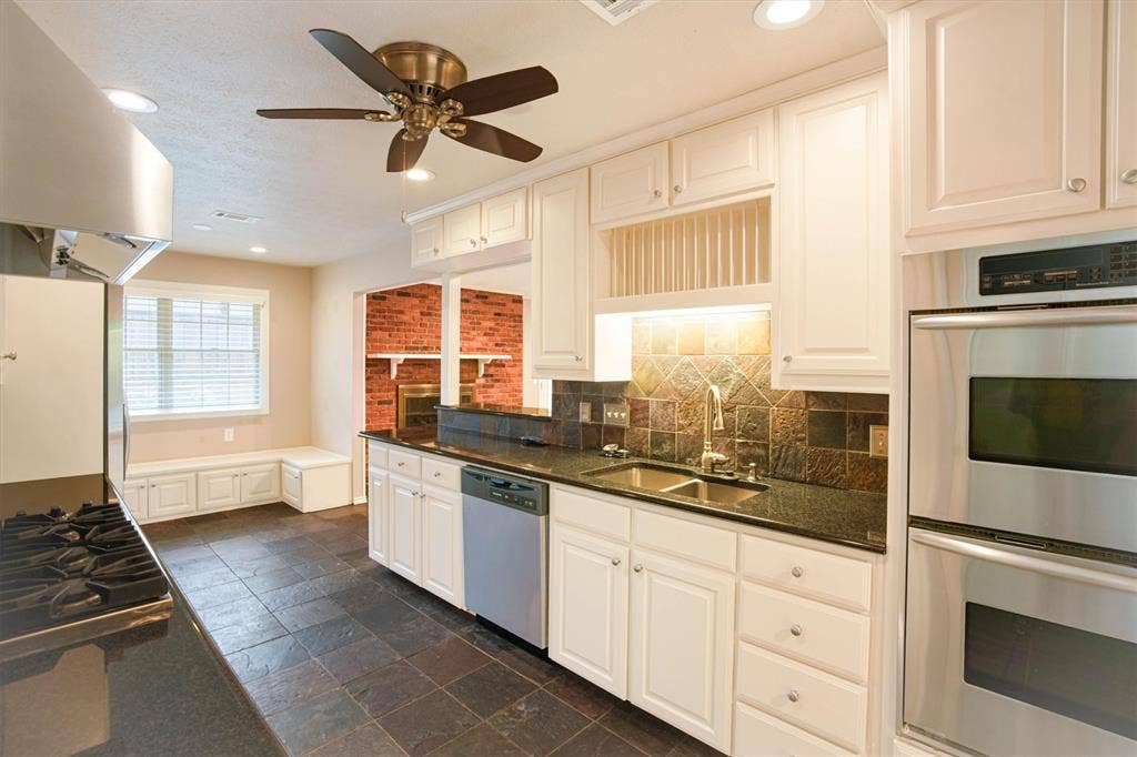 5 Ridgeview Circle, Richardson, TX 75080 Generous cabinet and counter space with stainless steel appliances