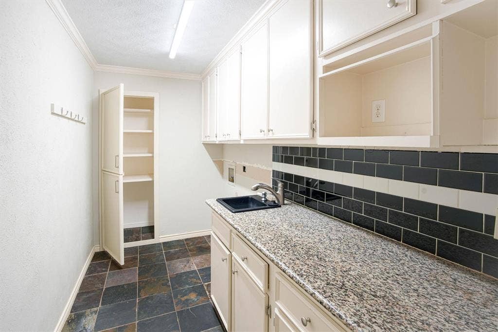 5 Ridgeview Circle, Richardson, TX 75080 Large utility room with sink, cabinet and counter space