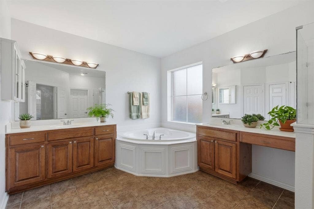 3908 Moonbeam Court, Plano, TX 75074 Master Bathroom