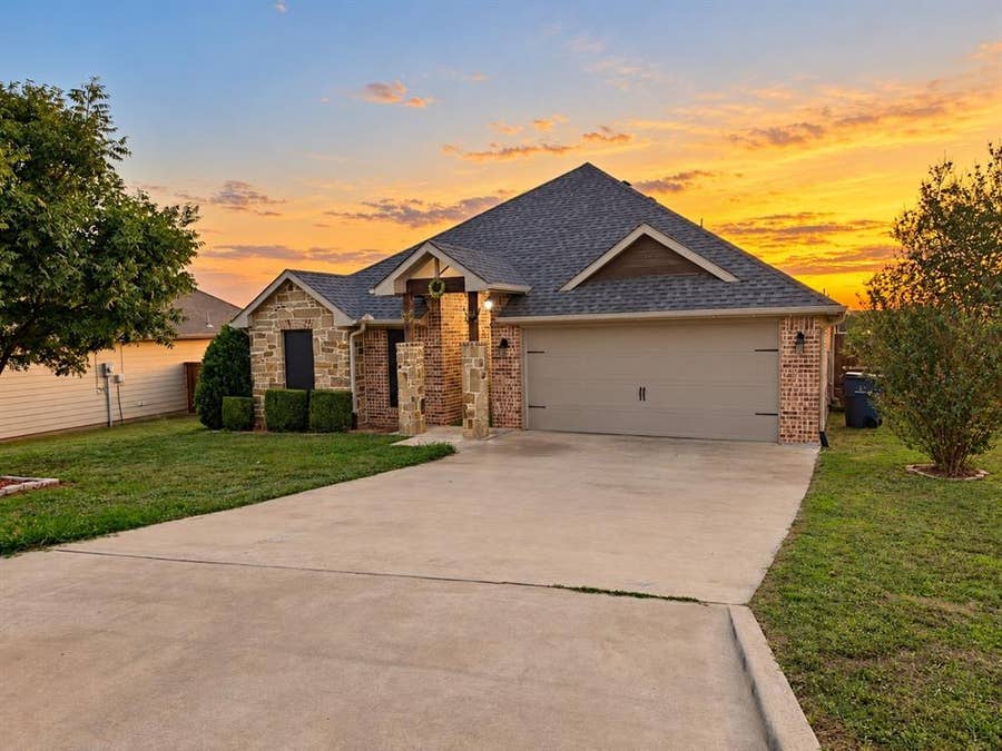 Property photo for 2811 S Lillis Lane, Denison, TX