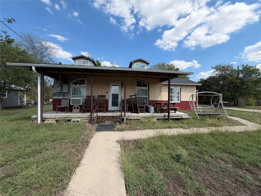 Property photo for 407 S Live Oak Avenue, Hubbard, TX