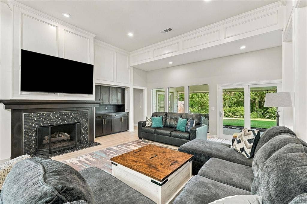 10011 Woodlake Drive, Dallas, TX 75243 10011 Woodlake Drive, Dallas, TX 75243
