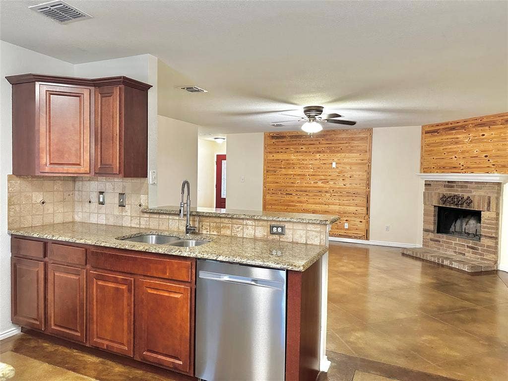 1012 Triple Crown Drive, Fort Worth, TX 76179