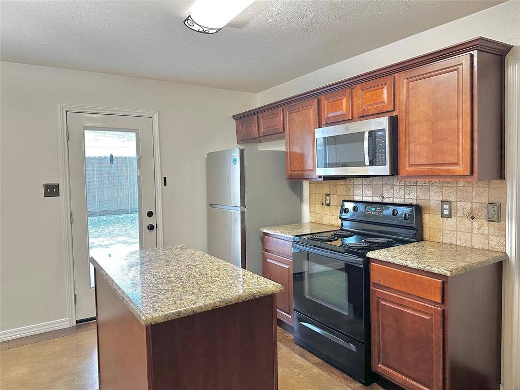 1012 Triple Crown Drive, Fort Worth, TX 76179