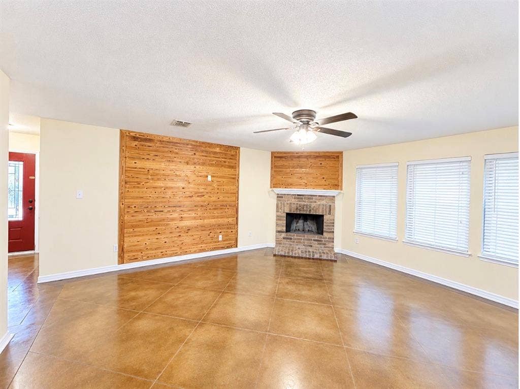 1012 Triple Crown Drive, Fort Worth, TX 76179
