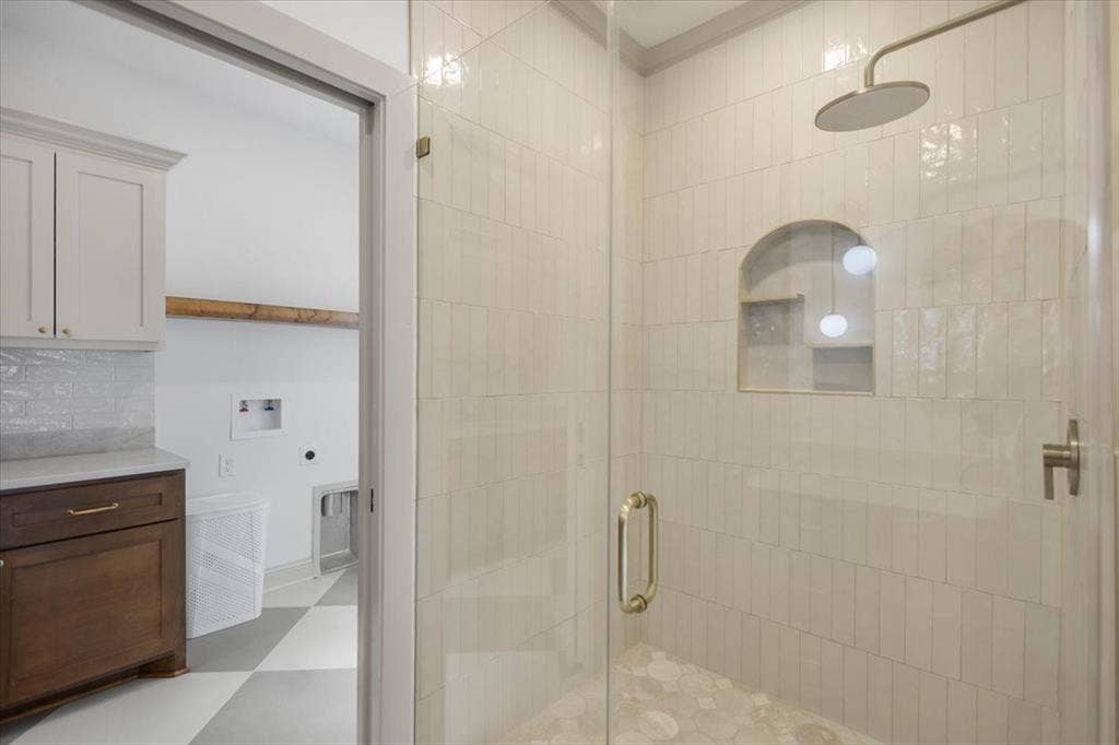 17155 Island Lake Dr., Tyler, TX 75708 Glass-enclosed shower with vertical subway tile, an arched shower niche, and a rain shower head