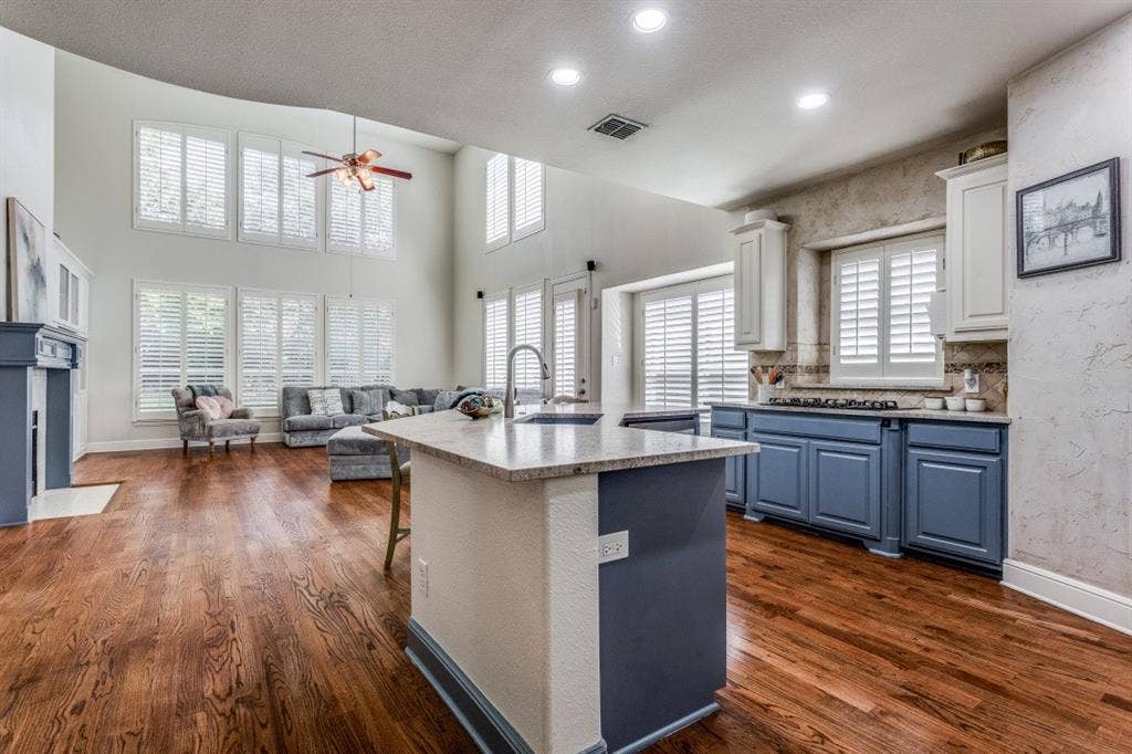 6909 Medallion Drive, Plano, TX 75024 6909 Medallion Drive, Plano, TX 75024