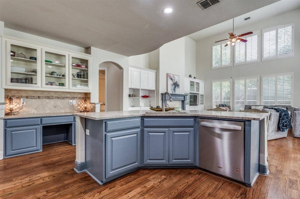 6909 Medallion Drive, Plano, TX 75024 6909 Medallion Drive, Plano, TX 75024