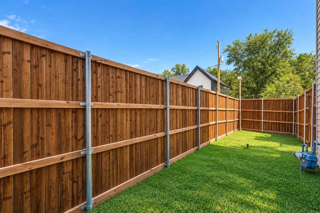 903 Bayonne Street, Dallas, TX 75212 Enclosed yard featuring a wooden privacy fence, green lawn, and galvanized steel fence posts
