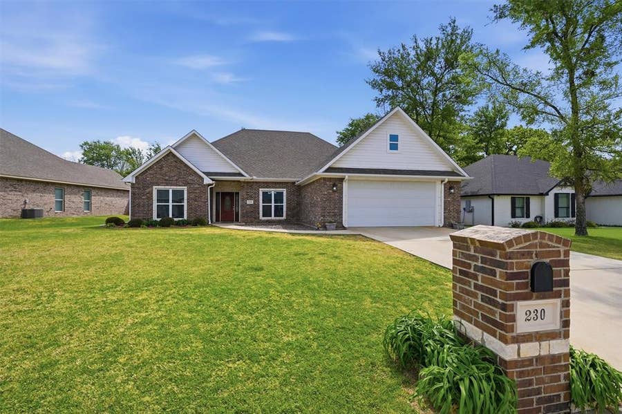 Property photo for 230 Bent Oak Drive, Pottsboro, TX