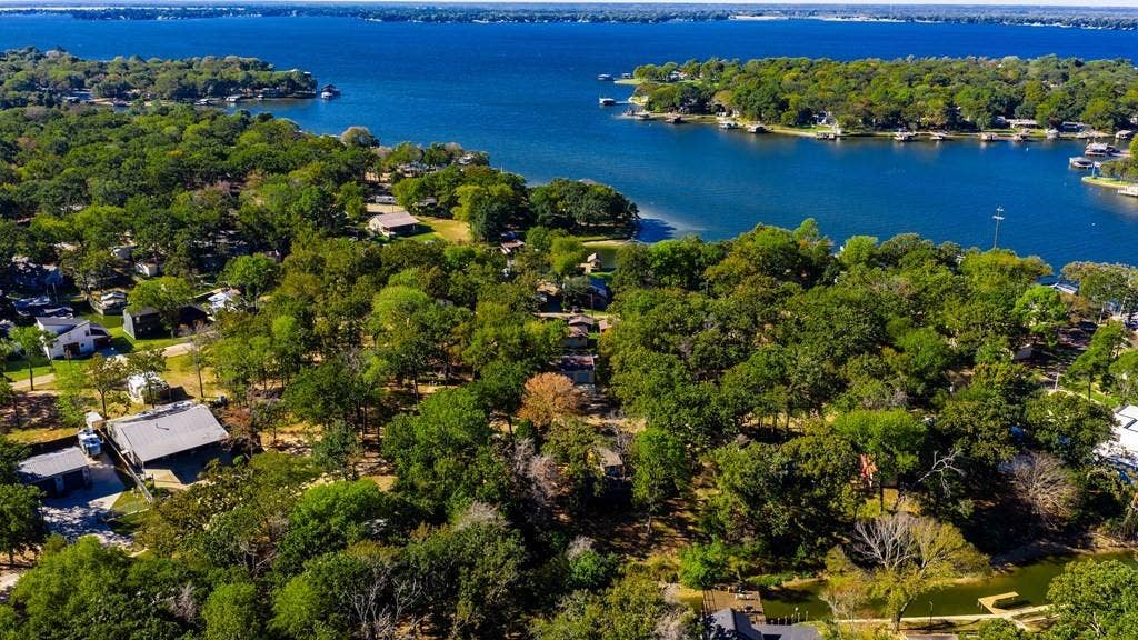 114 Lowe Drive, Mabank, TX 75156 114 Lowe Drive, Mabank, TX 75156