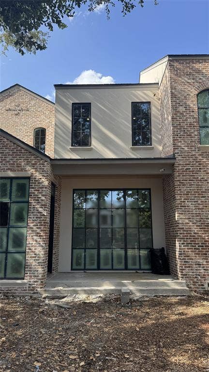 6131 Lupton Drive, Dallas, TX 75225 Natural "Chicago Blend" brick with stucco and cast stone accents. Lincoln Bronze aluminum clad windows.