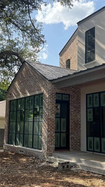 6131 Lupton Drive, Dallas, TX 75225 Natural "Chicago Blend" brick with stucco and cast stone accents. Lincoln Bronze aluminum clad windows.