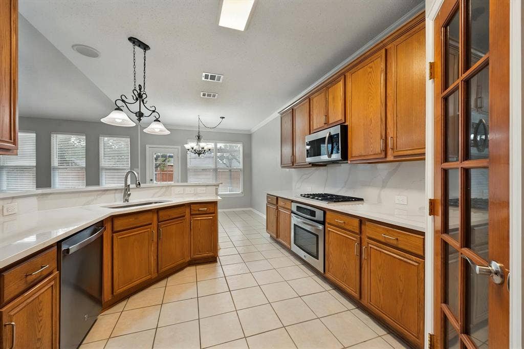 1102 Tanglewood Drive, Mansfield, TX 76063