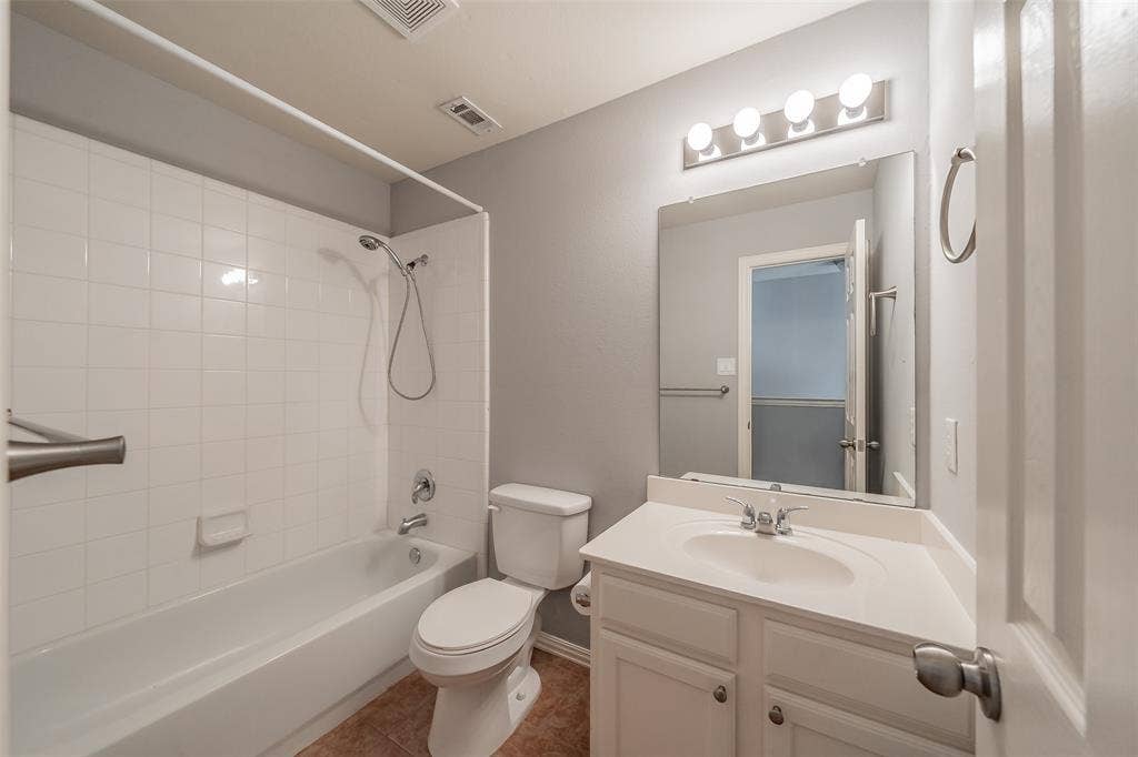 Secondary bathroom upstairs