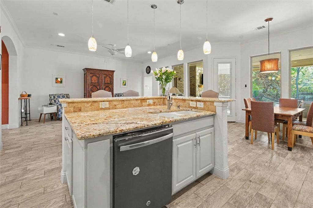 116 E 8th Street, Irving, TX 75060 116 E 8th Street, Irving, TX 75060