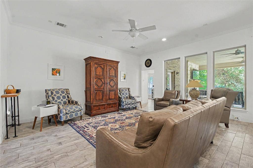 116 E 8th Street, Irving, TX 75060 116 E 8th Street, Irving, TX 75060