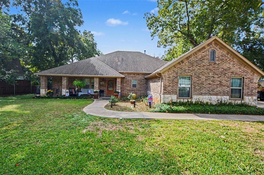 116 E 8th Street, Irving, TX 75060 116 E 8th Street, Irving, TX 75060