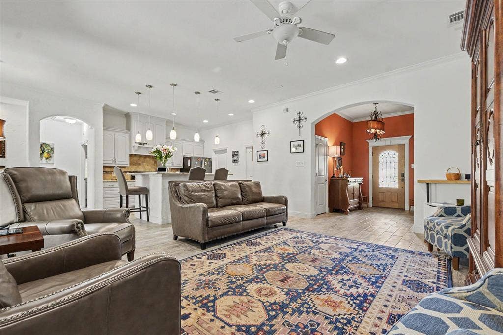 116 E 8th Street, Irving, TX 75060 116 E 8th Street, Irving, TX 75060